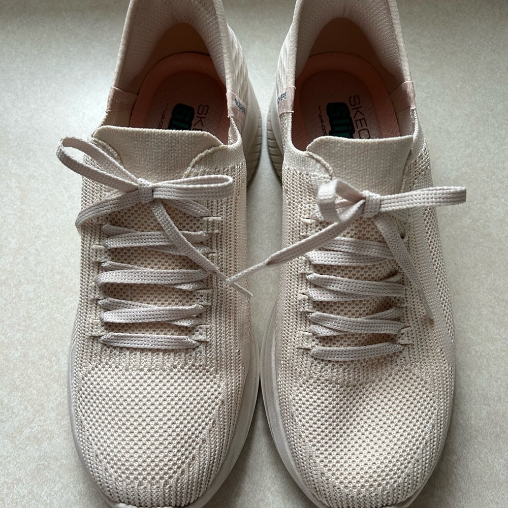 Skechers Women's slip ons ivory size 9